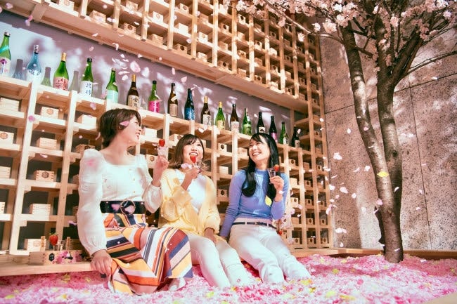 「SAKURA CHILL BAR」花びら120万枚の桜プールでいちご&地酒を堪能