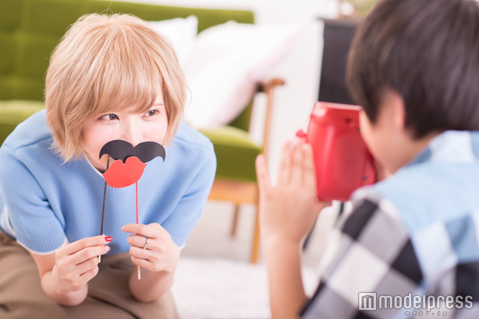 ママを撮影中のりおんくん　（左から）益若つばさ、りおんうん（C）モデルプレス