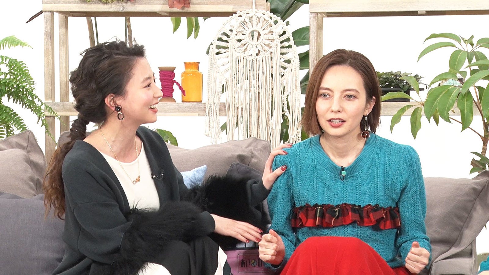 河北麻友子、ベッキー／「あいのり：Asian Journey」第17話より（C）フジテレビ