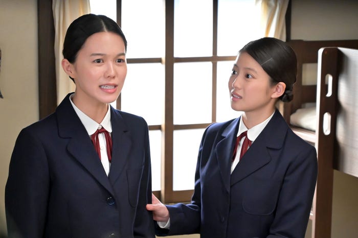志田彩良、今田美桜「あんぱん」第26話(C)NHK