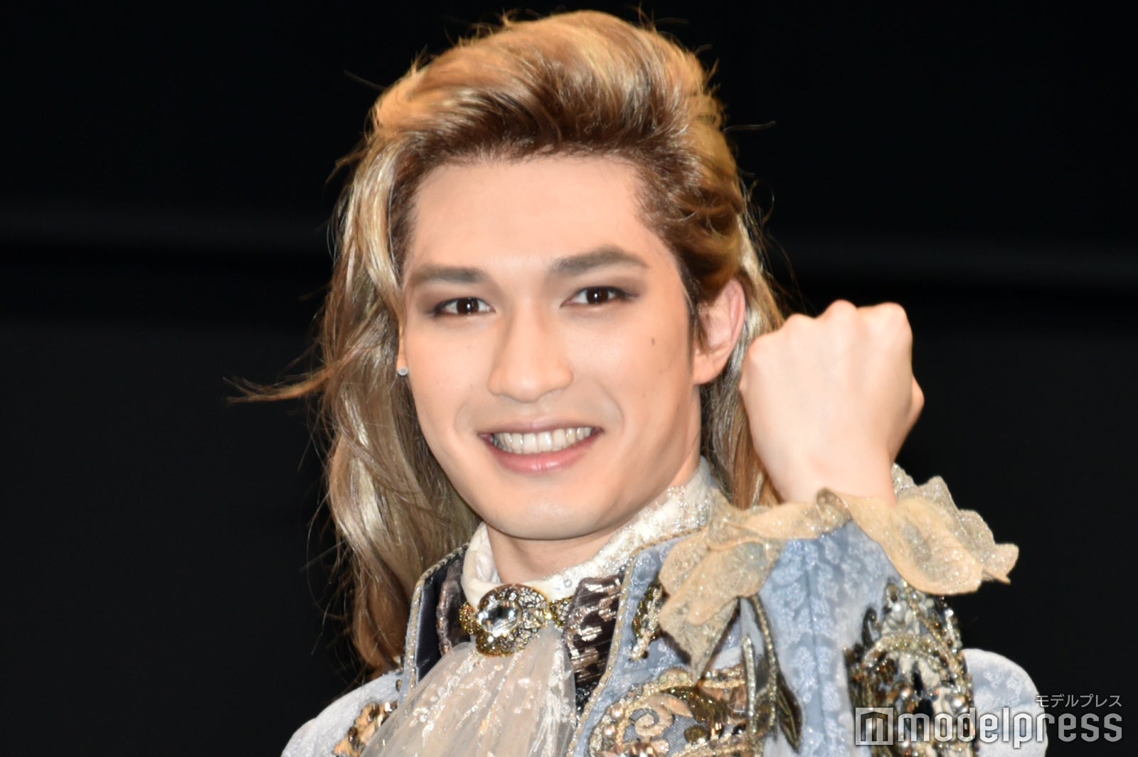 SixTONESジェシー、初の外部舞台にブロンドヘアで登場 秋元康からのアドバイスも明かす＜スタンディングオベーション＞