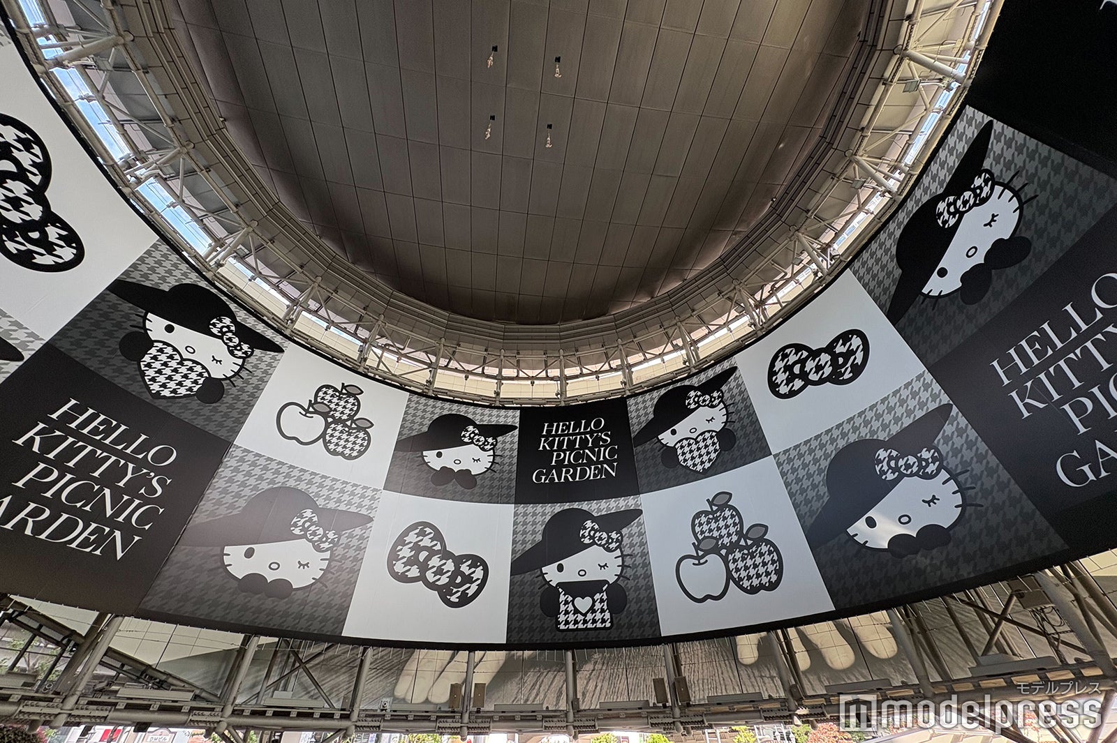 日比谷線六本木駅から六本木ヒルズへのエスカレーター天井には大きなポスター（C）モデルプレス