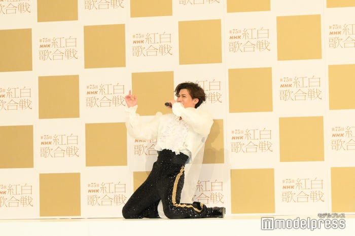 “膝スラ”を披露した新浜レオン(C)モデルプレス