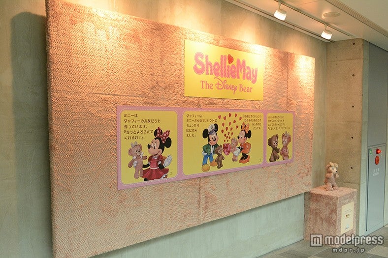 2階通路、シェリーメイの巨大ポスター