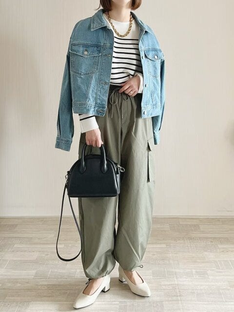 レディース　コーディネート　コーデ　着こなし　トレンド　おしゃれ　お洒落　オシャレ　2023　春　カーゴパンツ　パンツ　ボーダーニット　ボーダートップス　パンプス　デニムジャケット