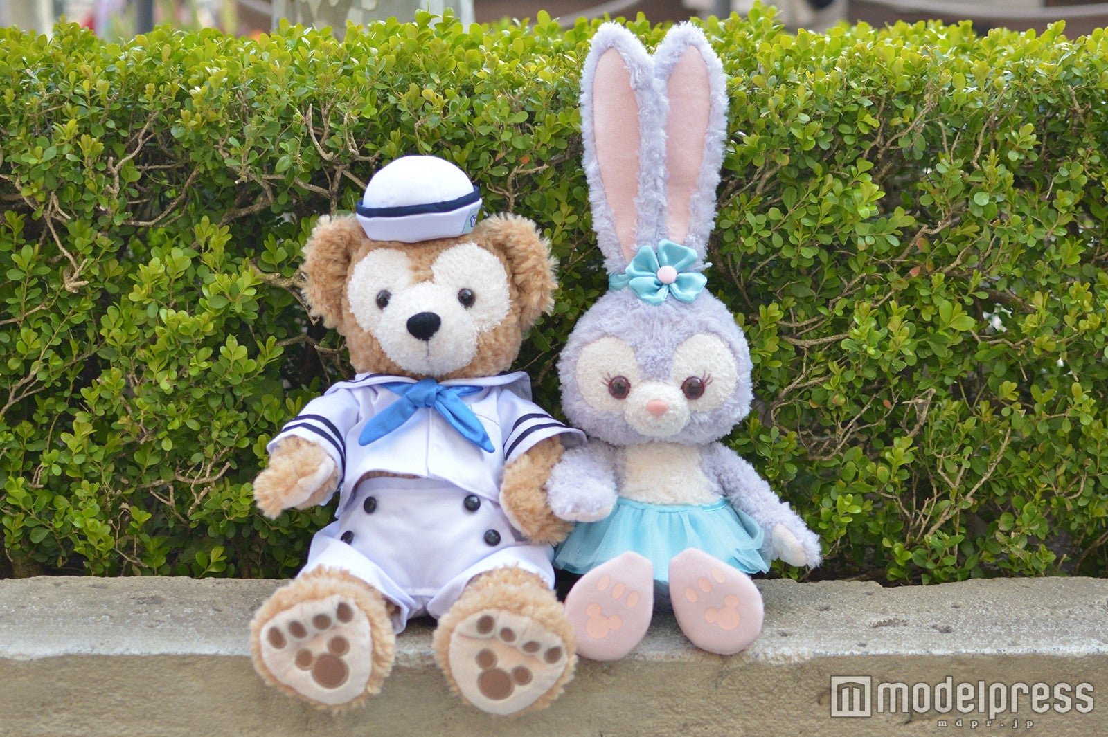 ステラ・ルーのぬいぐるみ¥3,900（右）※コスチュームセット（¥1,600）は別売りです。ダッフィーのぬいぐるみはセットではございません。（C）モデルプレス