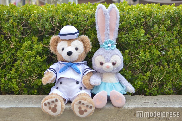ステラ・ルーのぬいぐるみ¥3,900(右)※コスチュームセット(¥1,600)は別売りです。ダッフィーのぬいぐるみはセットではございません。(C)モデルプレス