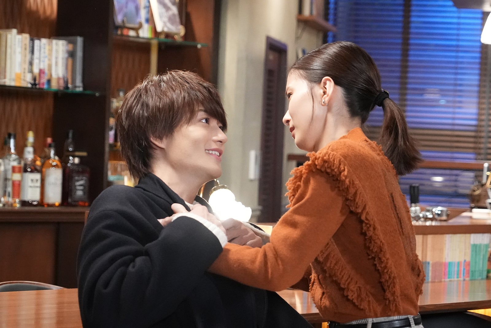 佐野勇斗、芳根京子（C）日本テレビ