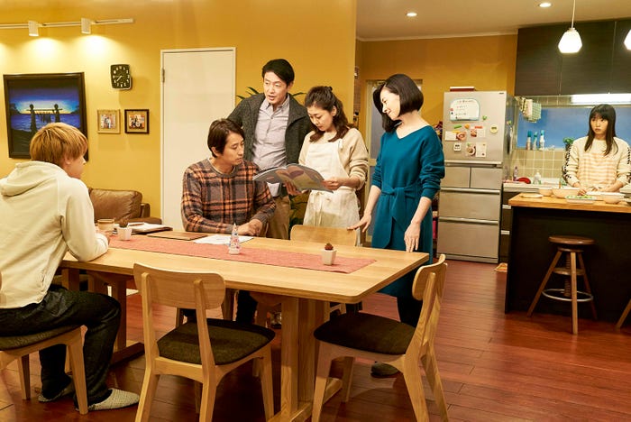 映画『ママレード・ボーイ』2つの家族が暮らすシェアハウスの撮影現場にて(C)吉住渉/集英社 (C)2018 映画「ママレード・ボーイ」製作委員会