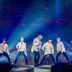 iKON／「iKON JAPAN TOUR 2016～2017」より（画像提供：avex）