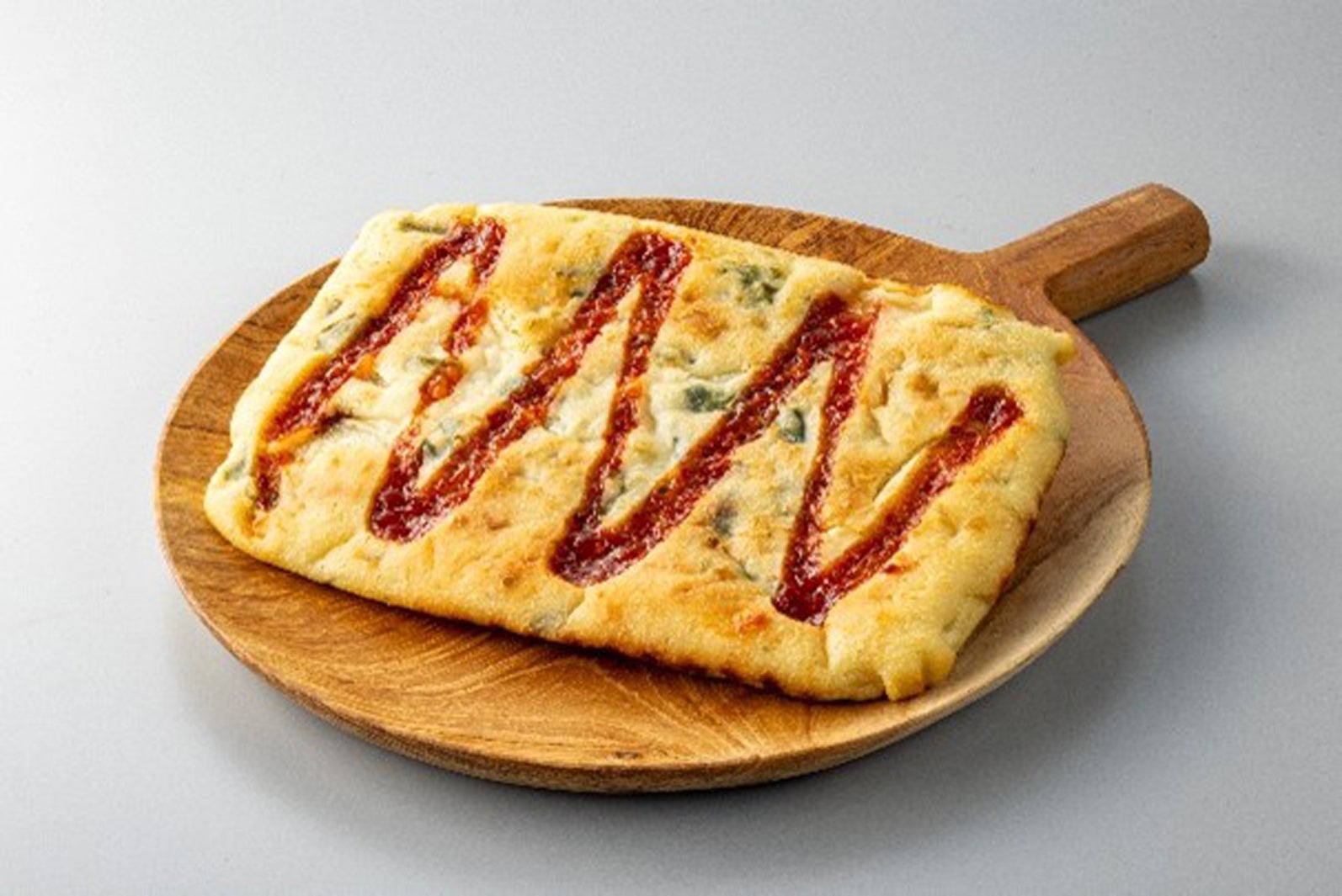 旨辛ソースで食べるもちもち食感チヂミパン（税込246.24円）／提供画像