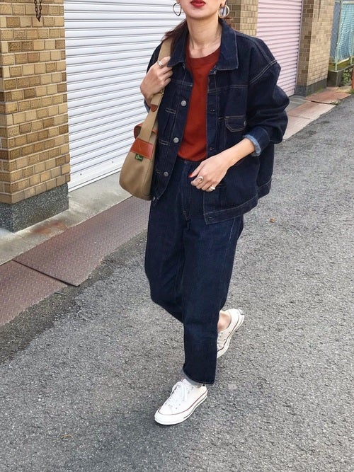 春の 白スニーカー 大人コーデ21選 定番アイテムにトレンド感をプラスしよう モデルプレス