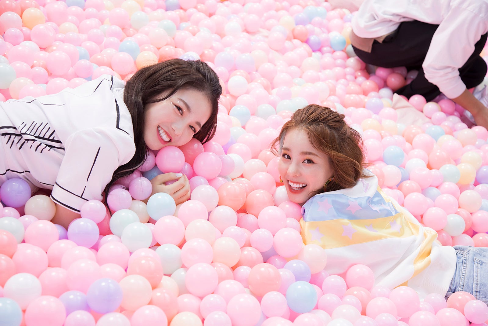 AYAKA、MAKO／新CM「ボールプール」篇メイキング（提供写真）