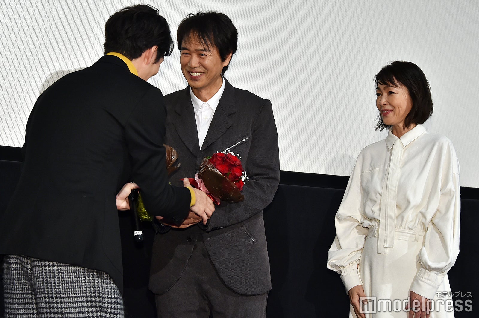 財前直見と時任三郎に花束を贈る岡田将生 （C）モデルプレス