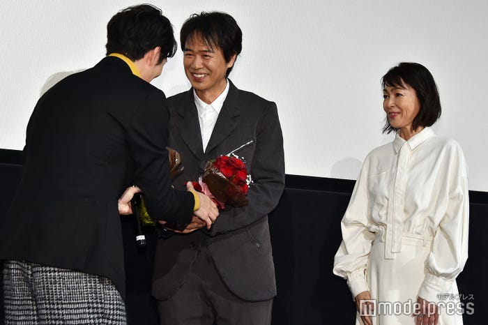 財前直見と時任三郎に花束を贈る岡田将生 (C)モデルプレス