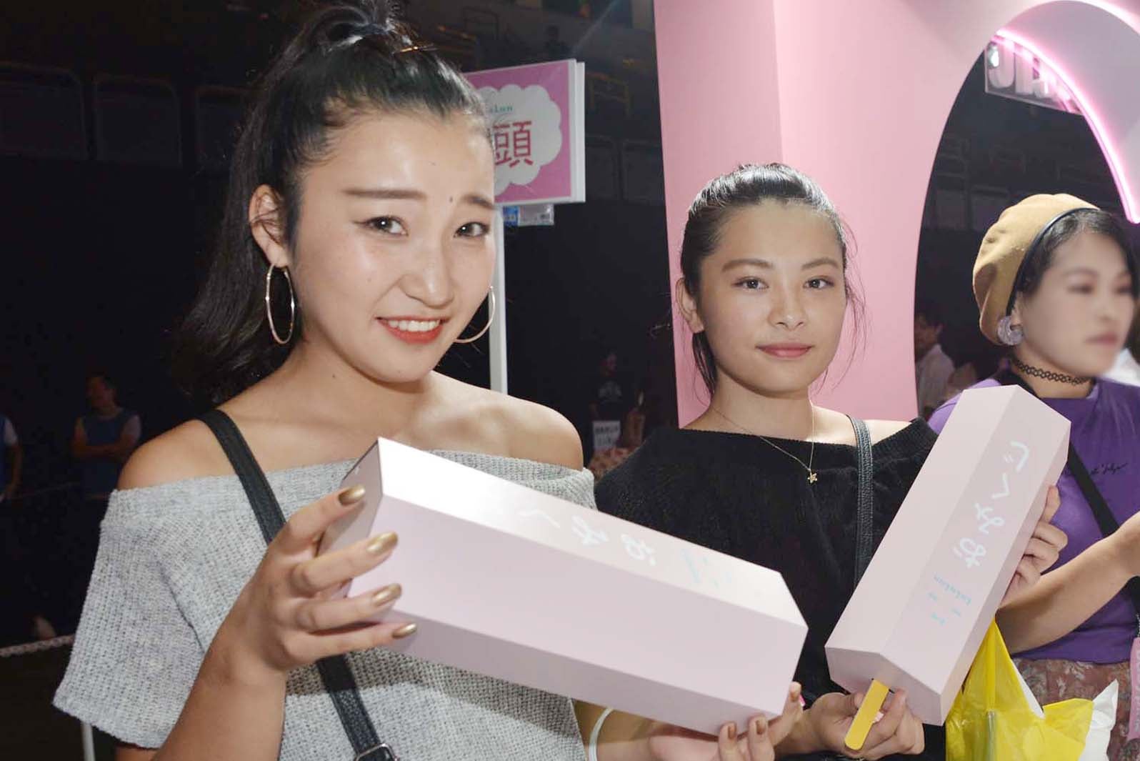 おみくじを振って色を確認（C）モデルプレス