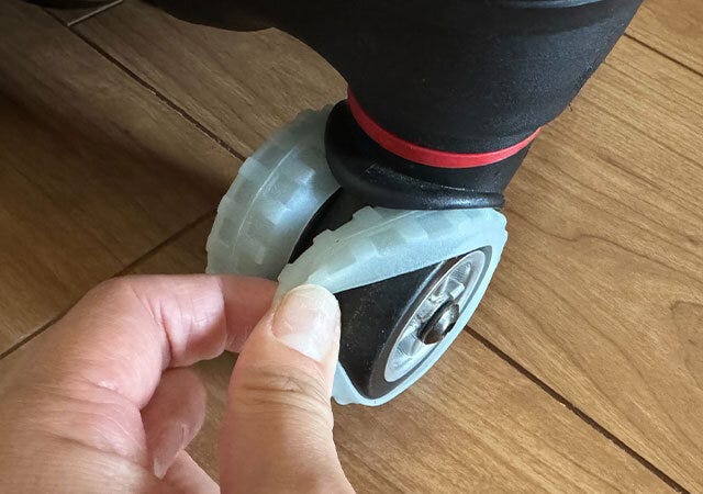 シリコーンキャスターカバー（蓄光、8個）　装着