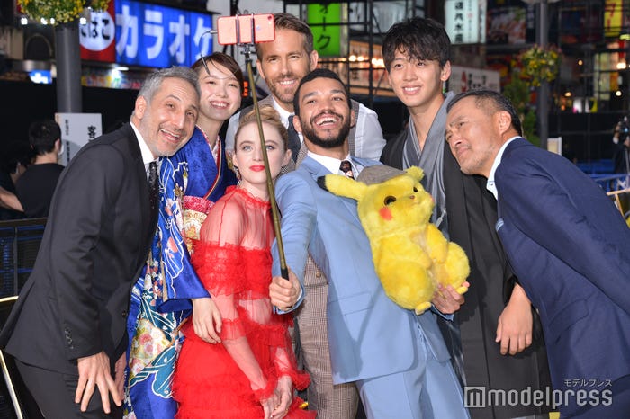 自撮りをする(左から)ロブ・レターマン監督、飯豊まりえ、キャスリン・ニュートン、ラライアン・レイノルズ、ジャスティス・スミス、竹内涼真、渡辺謙(C)モデルプレス