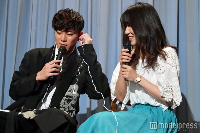 “イヤホンを分け合う”胸キュンシーンを実演 (C)モデルプレス