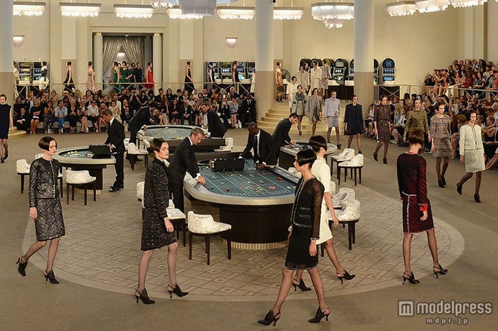 カジノにインスパイアされたショーセット(C)2015 Getty Images