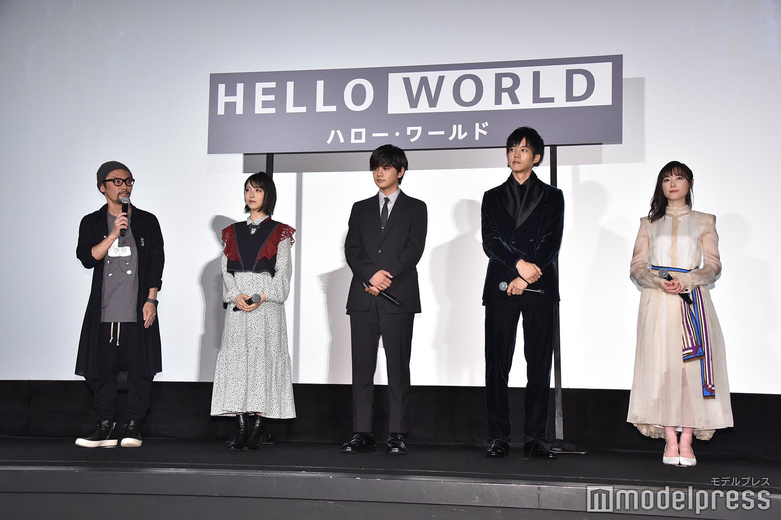 （左から）伊藤智彦監督、浜辺美波、北村匠海、松坂桃李、福原遥（C）モデルプレス