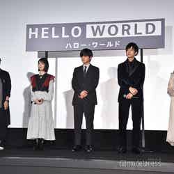 （左から）伊藤智彦監督、浜辺美波、北村匠海、松坂桃李、福原遥（C）モデルプレス