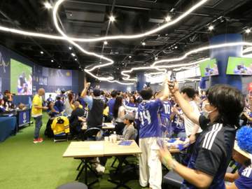 サッカーW杯・パブリックビューイングも熱狂 本田圭佑の解説は「負ける気がしない」 ブラジル戦へエール「サプライズを起こして！」