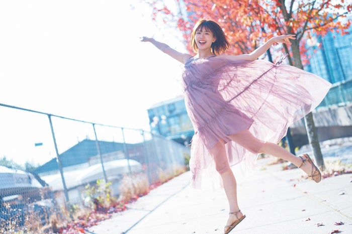 日向坂46松田好花、透けワンピから美脚ちらり 先行カット第8弾解禁＜振り向いて＞