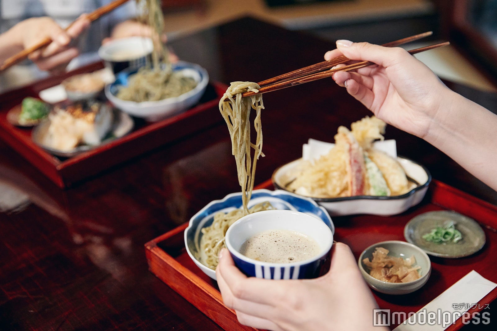 たっぷりの辛味大根が入ったおつゆでお蕎麦を頂きます。（C）モデルプレス