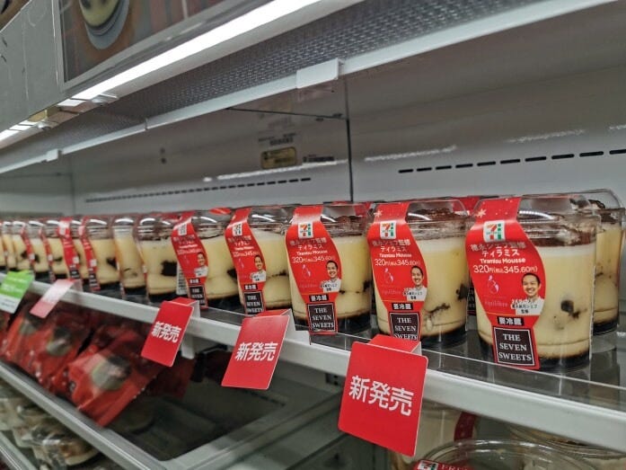 筆者の購入した店舗では、冷蔵ケース上段を埋め尽くすほどの商品と手作りの販促物が！