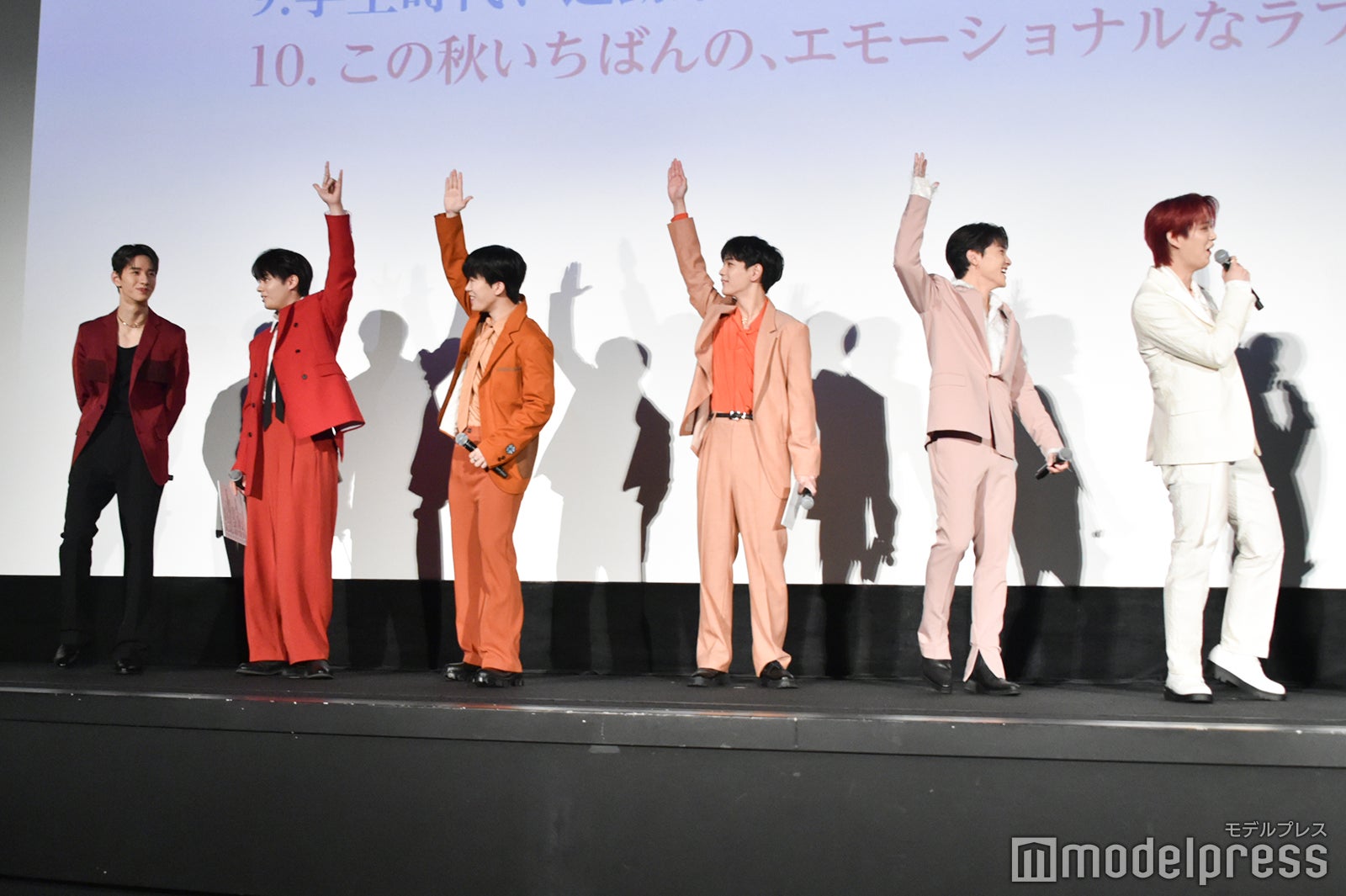 （左から）佐藤景瑚、鶴房汐恩、木全翔也、豆原一成、川西拓実、白岩瑠姫（C）モデルプレス