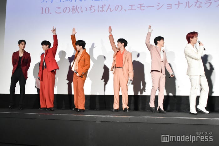 空気を読めるメンバーで挙手した様子(左から)佐藤景瑚、鶴房汐恩、木全翔也、豆原一成、川西拓実、白岩瑠姫(C)モデルプレス