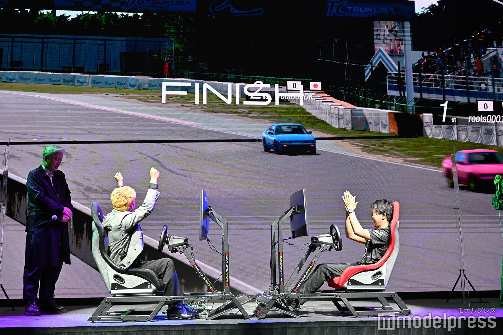 カーレースゲーム対決の様子 （C）モデルプレス