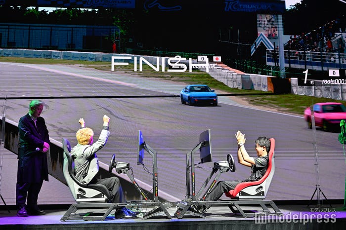 カーレースゲーム対決の様子 (C)モデルプレス