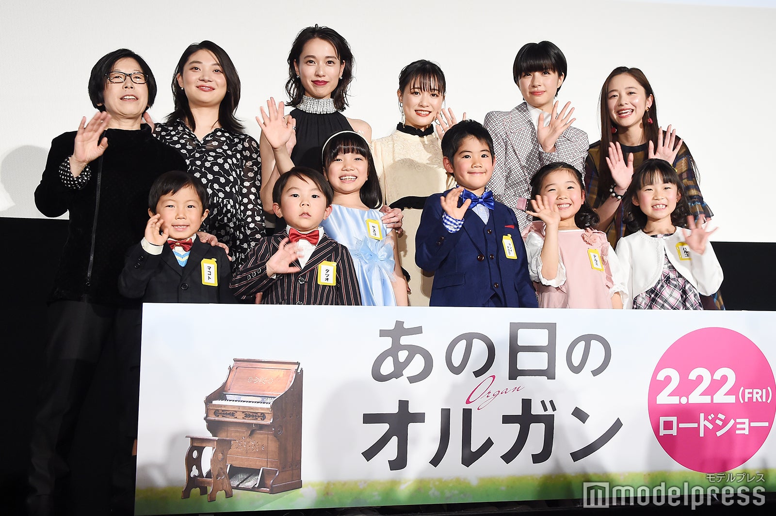 （後列左から）平松恵美子監、三浦透子、戸田恵梨香、大原櫻子、佐久間由衣、堀田真由 （C）モデルプレス