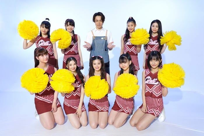 動画で共演したEXILE TETSUYAとGirls2(提供写真)