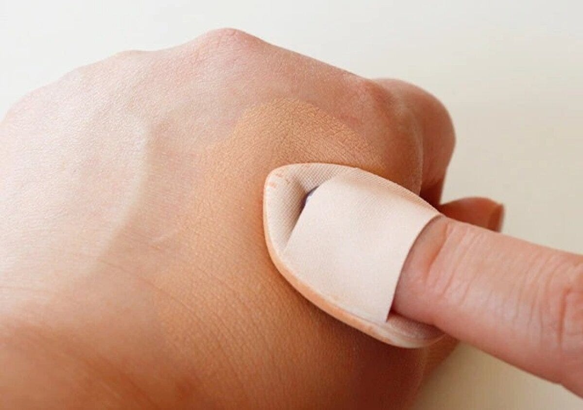 ダイソーのメイクアップパフ（ミニサイズ、4個、専用ケース付）の使用例