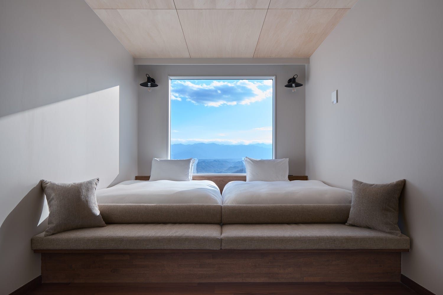 埼玉・秩父の自然を一望する一棟貸しコテージ「kieto」愛犬同伴可の客室、プールやサウナも完備