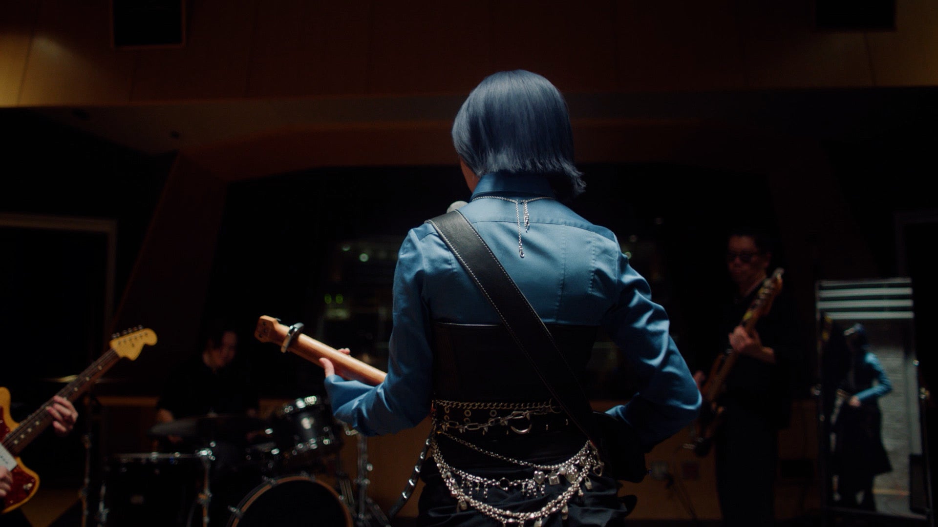 JISOO「いち髪 PREMIER」新CM「後ろ姿のリレー」篇（提供写真）