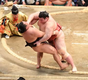 熱海富士が3敗死守でV争い残る 敗れた霧島は土俵下でしばらく立ち上がることができず