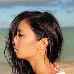 海にたたずむ菜々緒/「1028_24 菜々緒 超絶美脚写真集」より