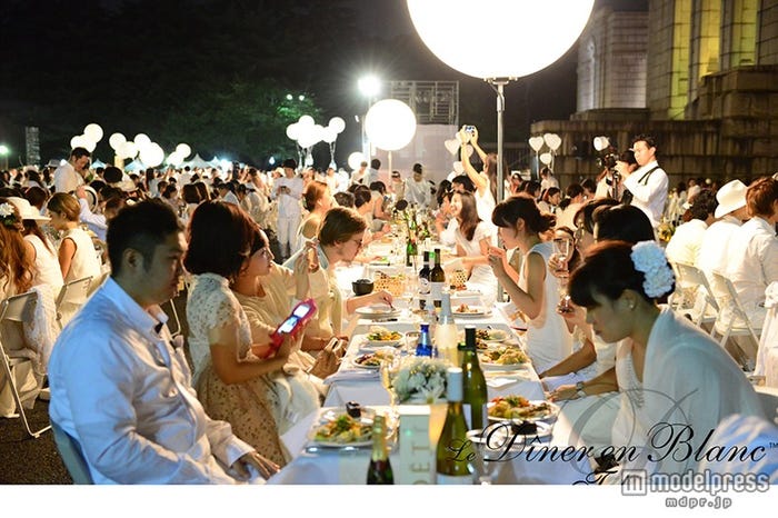 「Dîner en BlancTokyo(ディネ・アン・ブラン・トウキョウ)」(C)Dîner en Blanc International