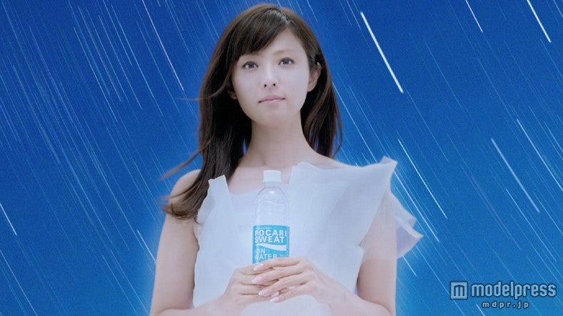 深田恭子、世界一軽いドレスで宙に舞う