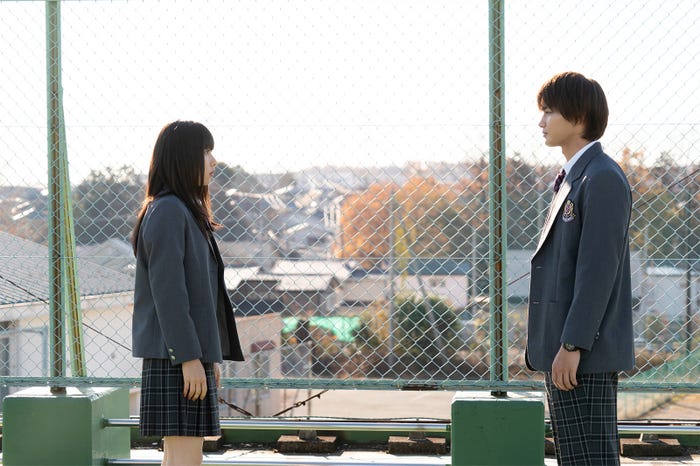 桜井日奈子、野村周平/「僕の初恋をキミに捧ぐ」第1話より(C)テレビ朝日