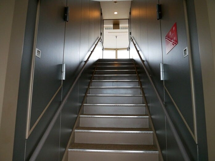 29階から30階へは階段で行き来します（2022年9月1日撮影）