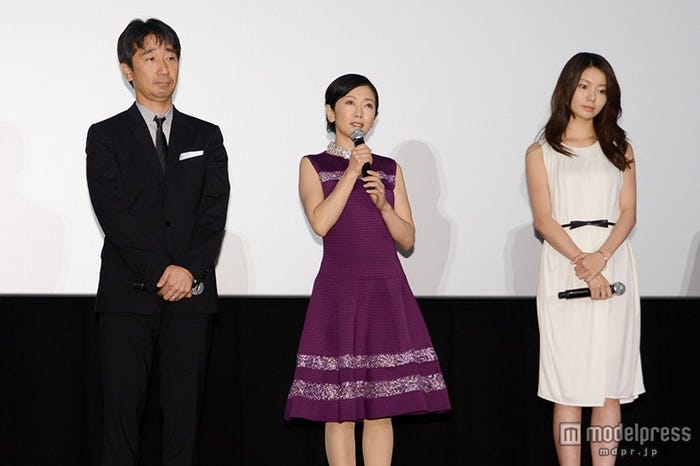 (左から)三宅喜重監督、麻生祐未、森カンナ