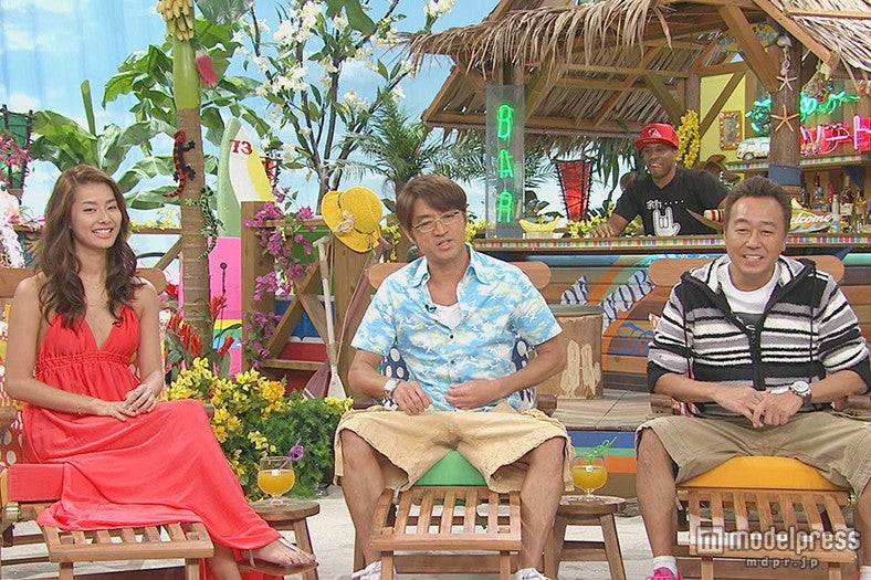 赤のリゾートワンピースで登場したすみれ