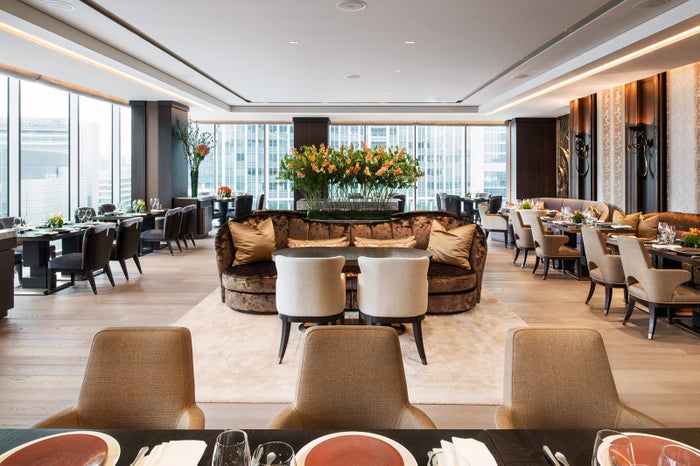 丸の内を一望する明るく開放感にあふれた店内／画像提供：フォーシーズンズホテル丸の内 東京