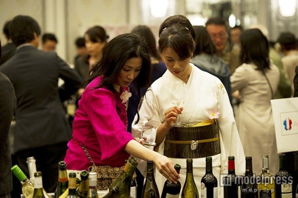 華やかなファッションに身を包んだ美食家たち集まる