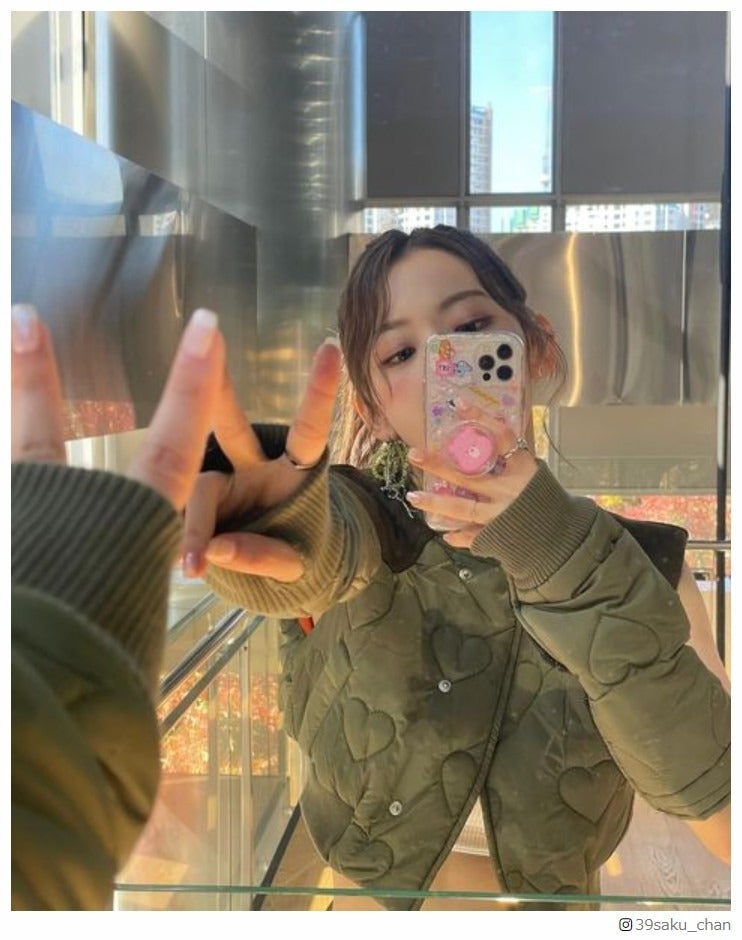 LE SSERAFIM宮脇咲良、美腹筋＆美脚際立つ全身ショットに反響「最強」「努力が伝わる」